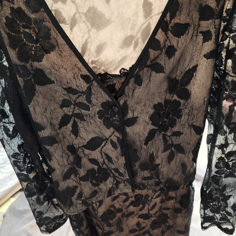 Lace cocktail 2 piece dress.   Vintage boutique outfit size 8.  Mica, made in US